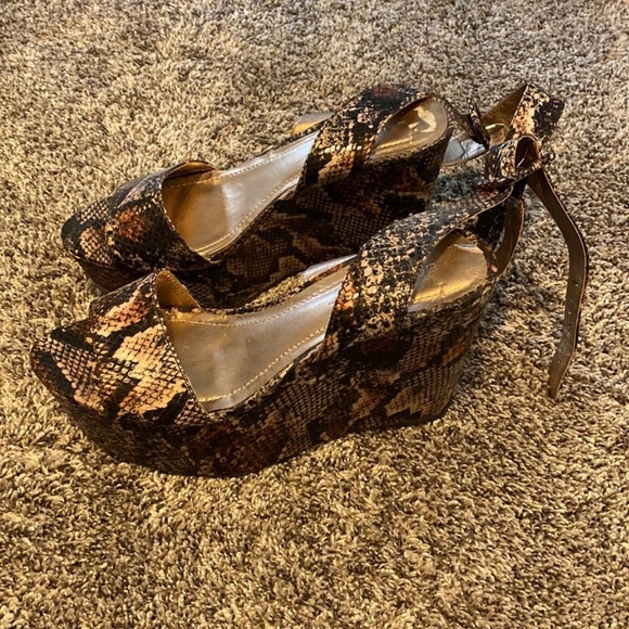 BCBGeneration Platform Wedges Size 7.5 - Picture 2 of 6